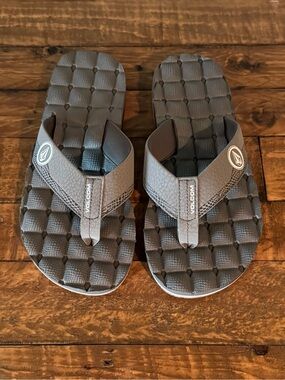 Volcom Gray Cushioned Grid-Texture Flip Flops Boys size 6